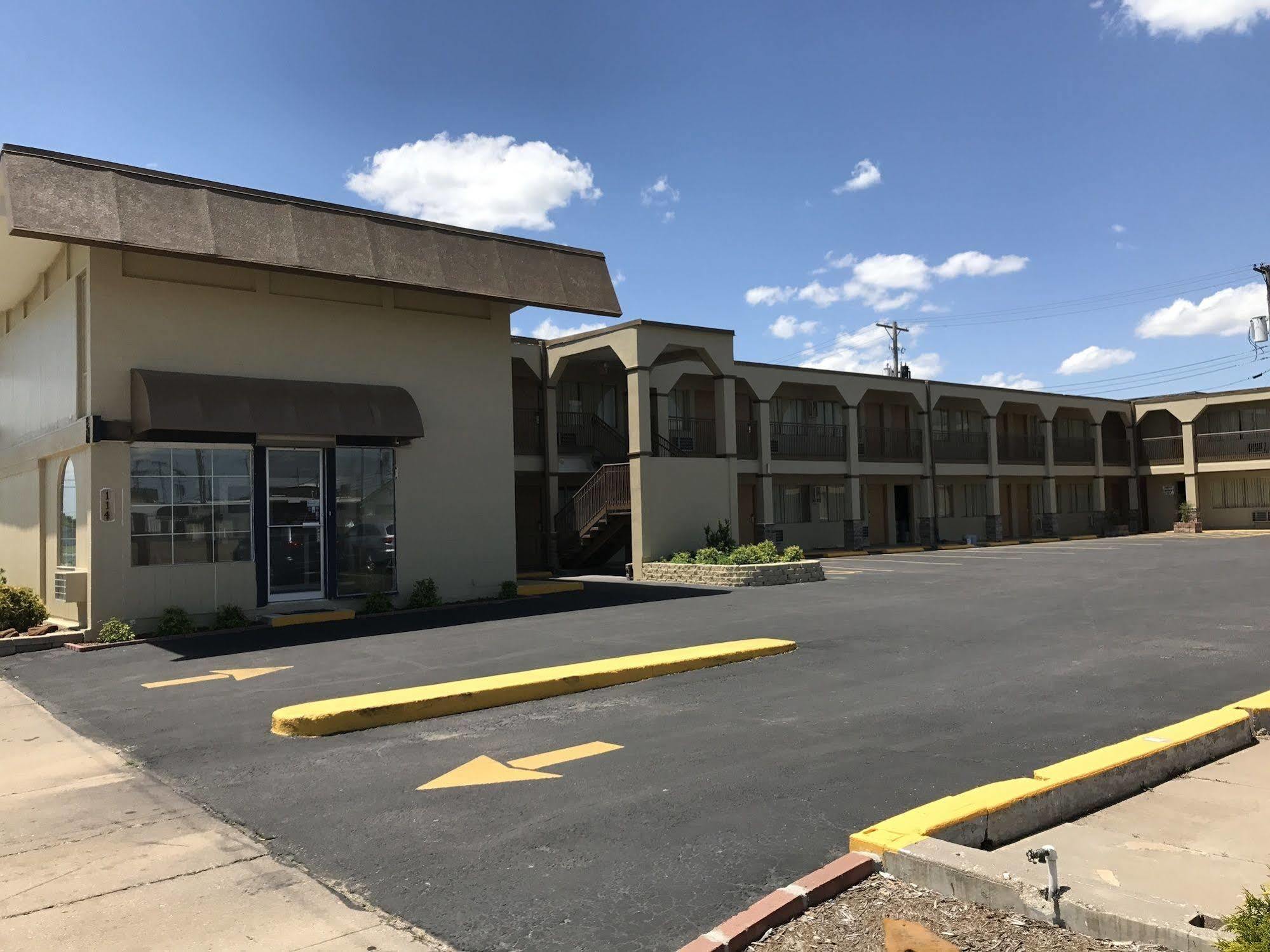 Hutchinson Inn Exterior photo