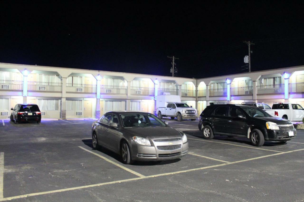 Hutchinson Inn Exterior photo