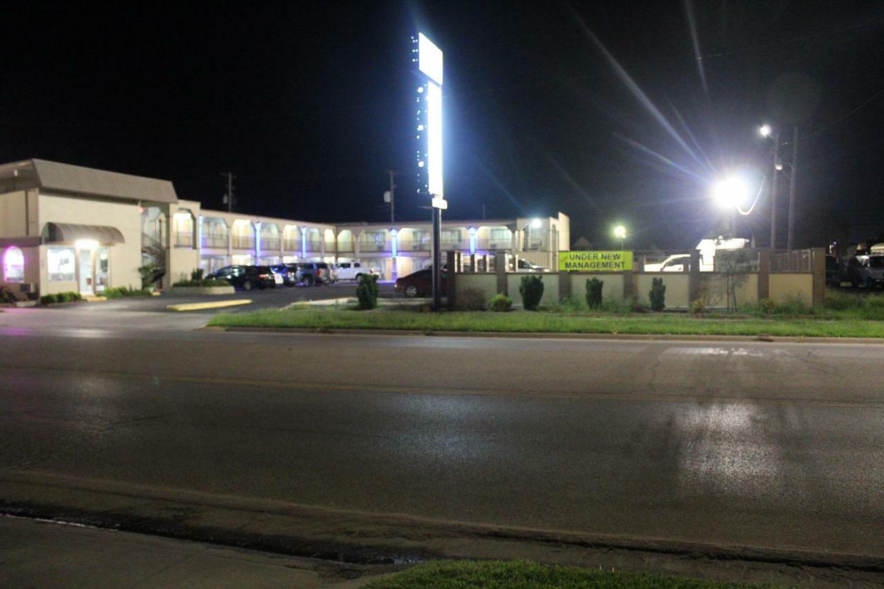 Hutchinson Inn Exterior photo